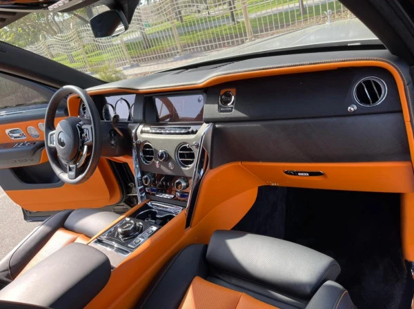  Черный Rolls Royce Cullinan Black Badge Photo 3