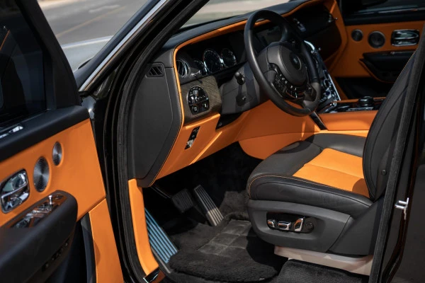  Черный Rolls Royce Cullinan Black Badge Photo 7