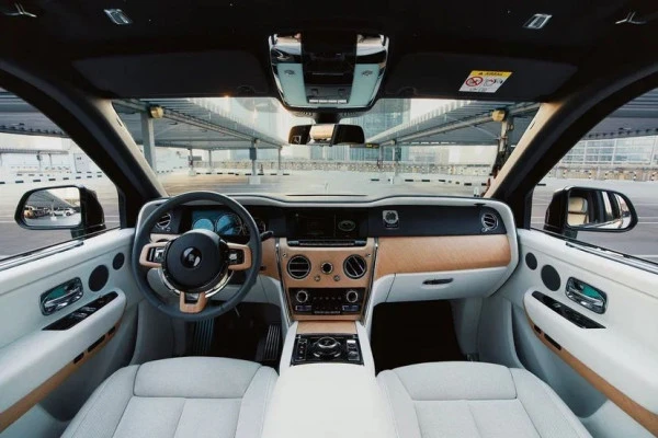  Negro Rolls Royce Cullinan Mansory Photo 2