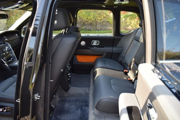  Negro Rolls Royce Cullinan Photo 2