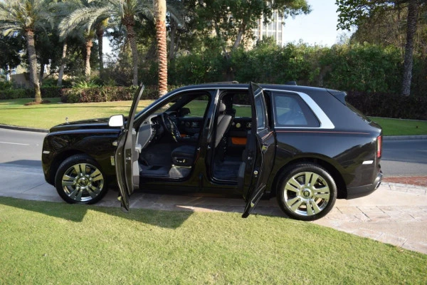  Negro Rolls Royce Cullinan Photo 3
