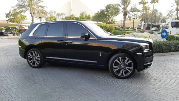  Negro Rolls Royce Cullinan Photo 2
