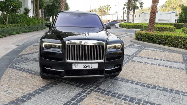  Negro Rolls Royce Cullinan Photo 3