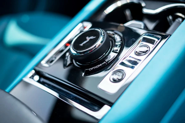  Negro Rolls Royce Cullinan Photo 2