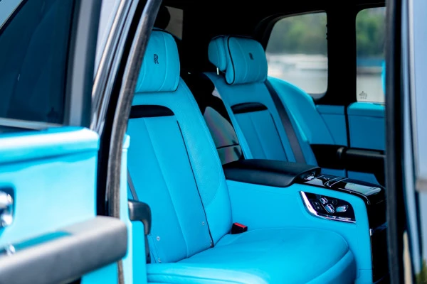  Negro Rolls Royce Cullinan Photo 4