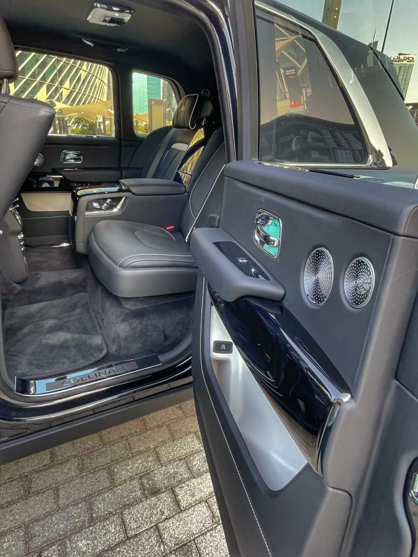  Black Rolls Royce Cullinan Photo 7