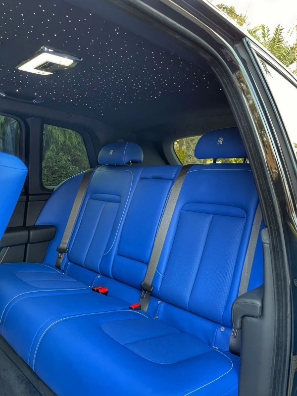  Negro Rolls Royce Cullinan Photo 3