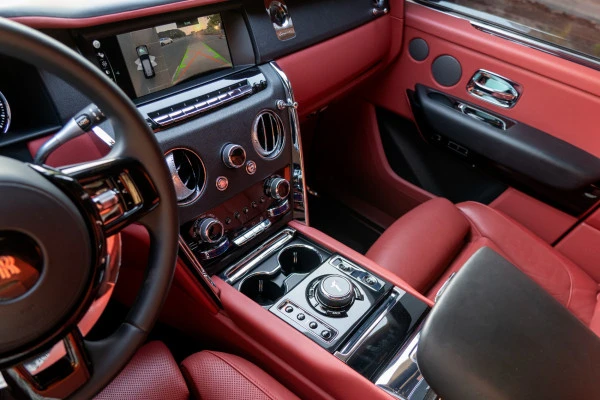  Noir Rolls Royce Cullinan Photo 3