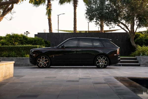  Nero Rolls Royce Cullinan Photo 14