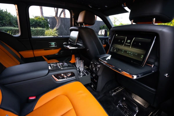  Nero Rolls Royce Cullinan Photo 15