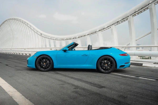  Bleue Porsche 911 Carrera cabrio Photo 2