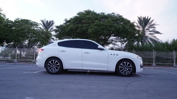  Bright White Maserati Levante Photo 3