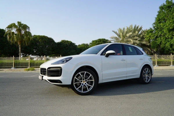  Bright White Porsche Cayenne Photo 4