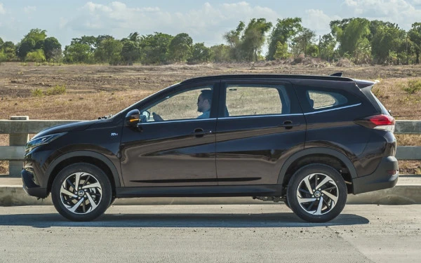  Bright White Toyota Rush Photo 8