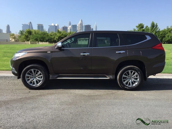  Bronze Mitsubishi Montero Photo 2