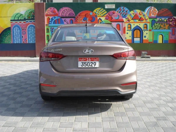  Brown Hyundai Accent Photo 2