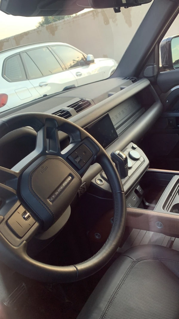  بنى رينج روفر ديفندر V6 X Photo 3