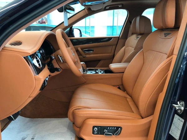  Dark blue Bentley Bentayga Photo 2