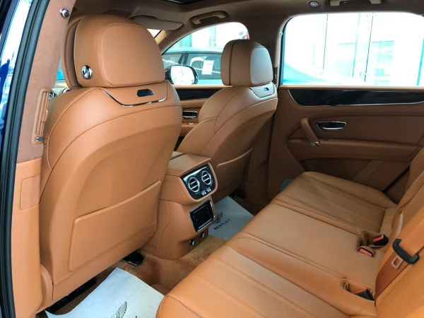  Dark blue Bentley Bentayga Photo 3
