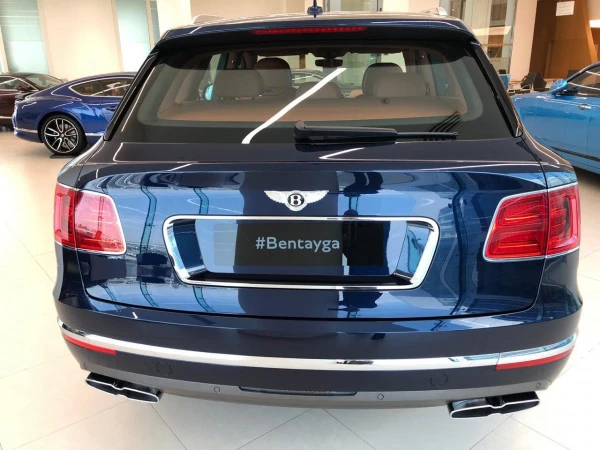  Dark blue Bentley Bentayga Photo 4