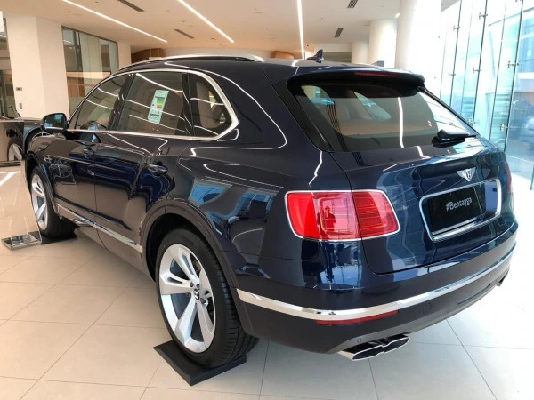  Dark blue Bentley Bentayga Photo 5