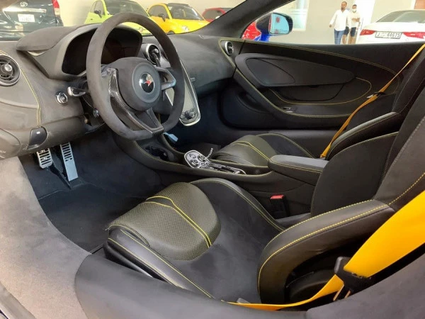  Dark Blue McLaren 570S Photo 3