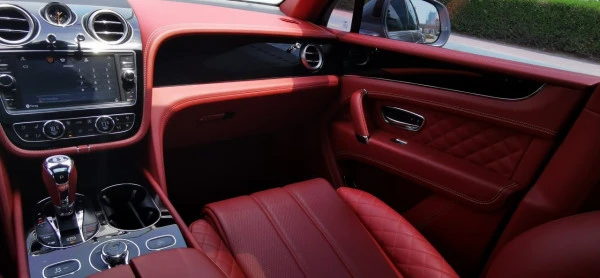  Silver Grey Bentley Bentayga Photo 4