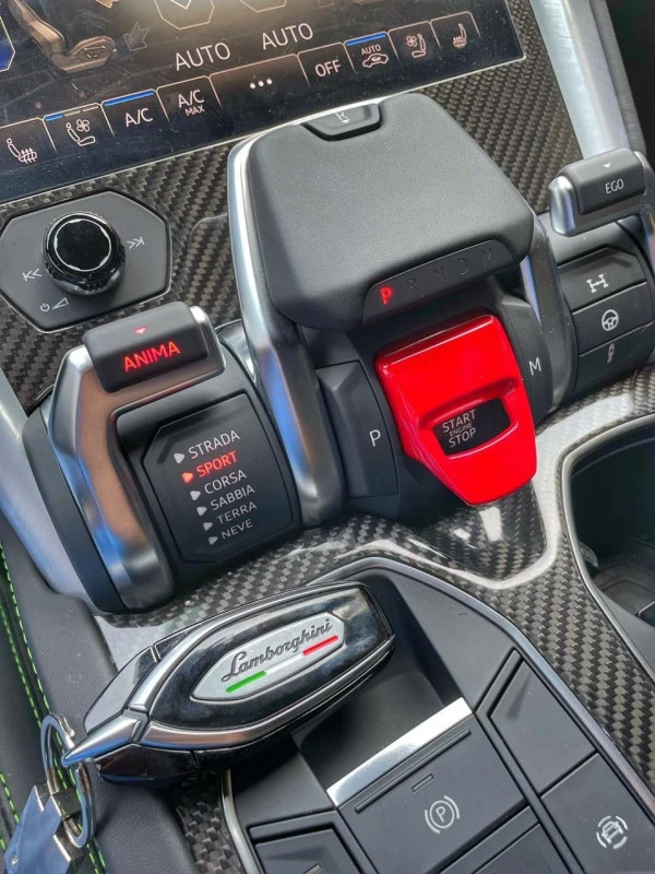  Green Lamborghini Urus Photo 7