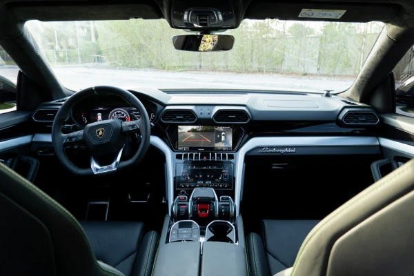  Green Lamborghini Urus Photo 3