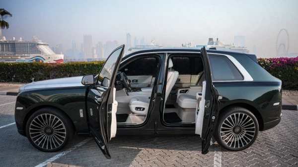  Green Rolls Royce Cullinan Photo 2