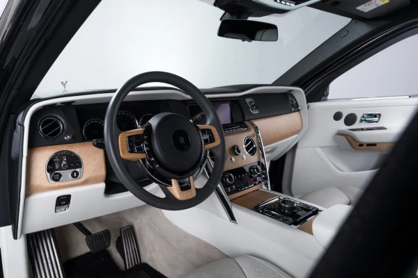  Green Rolls Royce Cullinan Photo 3