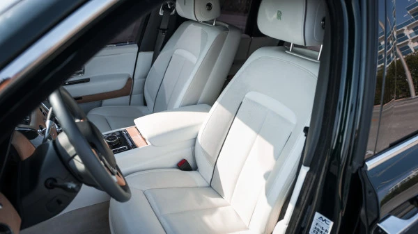  Green Rolls Royce Cullinan Photo 4