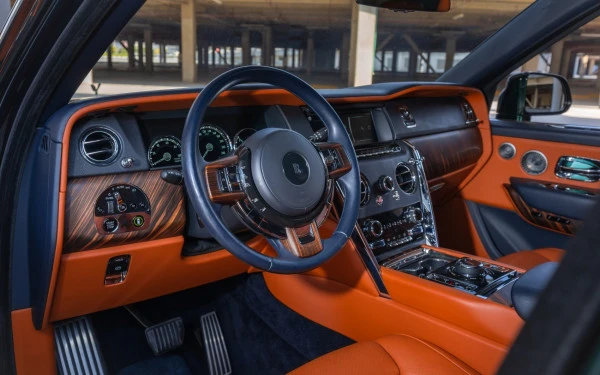  Green Rolls Royce Cullinan Photo 5