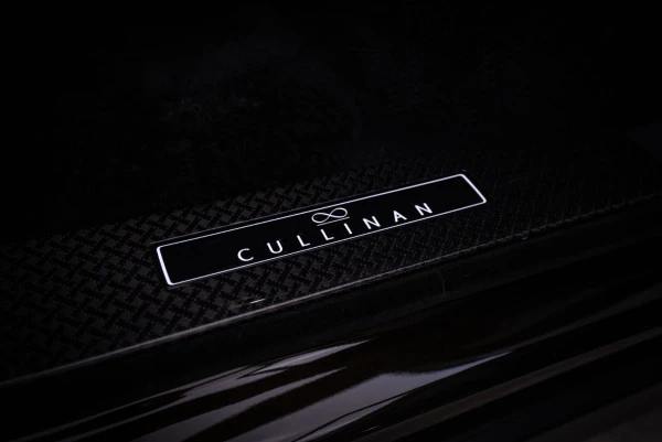  Green Rolls Royce Cullinan Photo 2