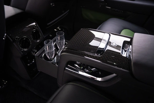  Green Rolls Royce Cullinan Photo 7