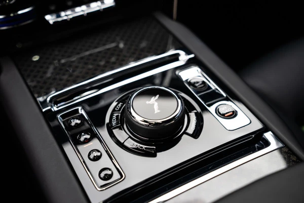  Green Rolls Royce Cullinan Photo 12