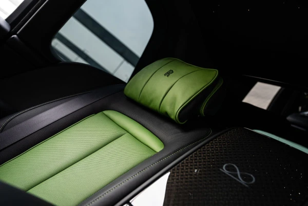  Green Rolls Royce Cullinan Photo 15