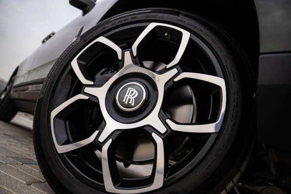  Green Rolls Royce Cullinan Photo 21