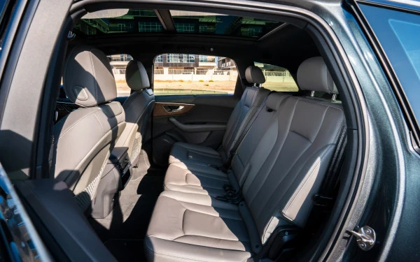  Серый Audi Q7 Photo 6