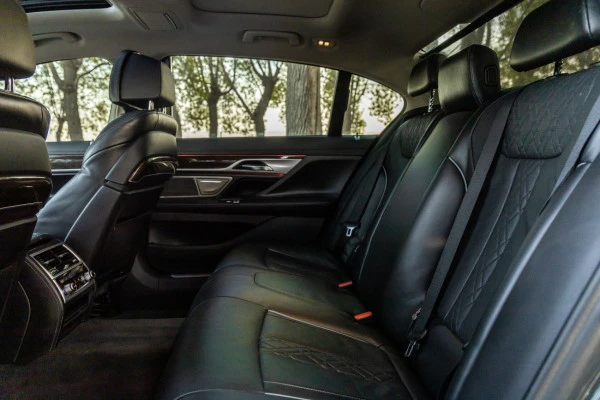  Grey BMW 7 Series Photo 7