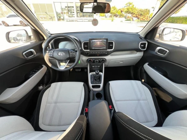  White Hyundai Venue Photo 2