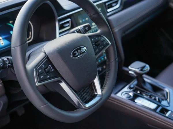  White JAC J7 Photo 2