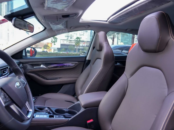  White JAC J7 Photo 8