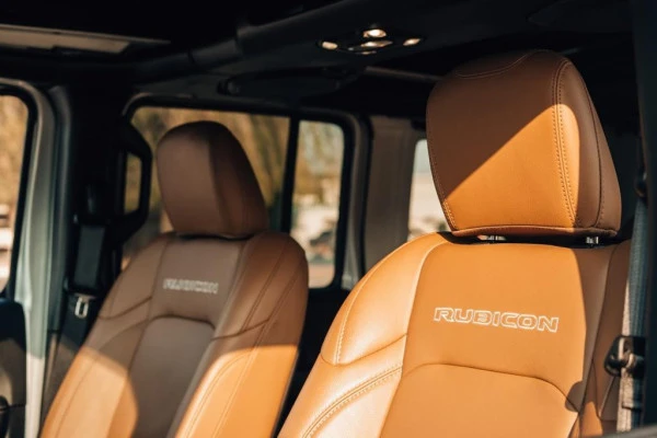  Silver Jeep Wrangler Rubicon Photo 5