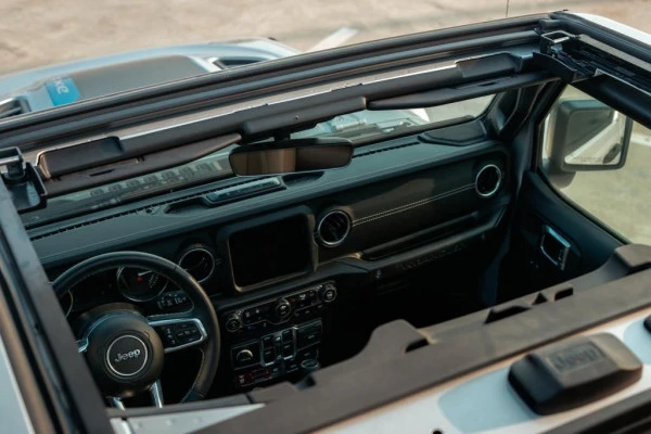  Silver Jeep Wrangler Rubicon Photo 7