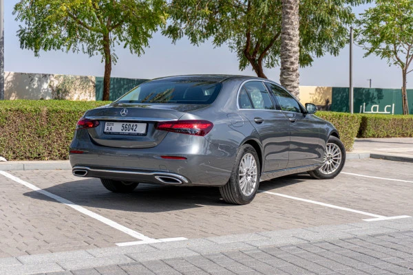  Grey Mercedes E200 Photo 2