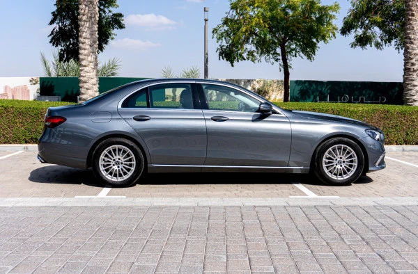  Grey Mercedes E200 Photo 3