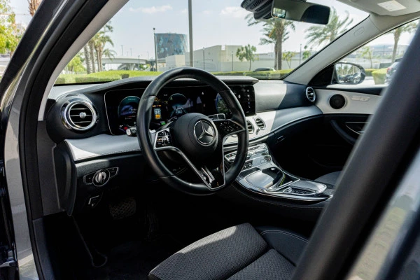  Grey Mercedes E200 Photo 6