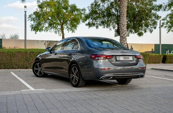  Grey Mercedes E200 Photo 3