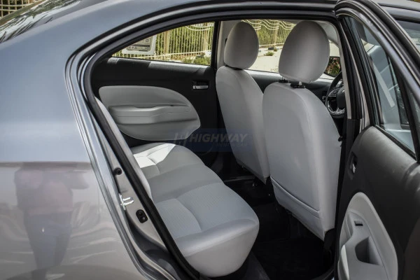  Grise Mitsubishi Attrage Photo 4